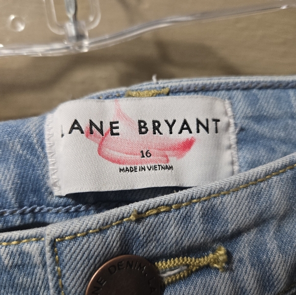 Lane Byrant Boyfriend Mid Rise Midi Light Denim Shorts NWT Size: 16 - Picture 4 of 6